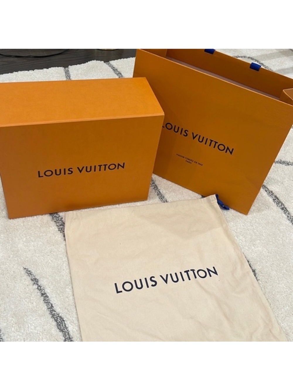 The Louis Vuitton Lockme Cabás Black and Beige crafted from soft calfskinleather - Picture 15 of 16